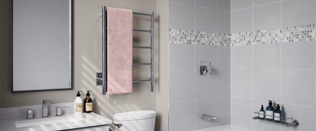 NATURAL 5 Bar 20inch / 500mm heated towel rack with PTSelect Switch in a small bathroom.